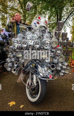 I fari decorano gli scooter delle mod durante la Ride of Remembrance per mod e scooter in memoria di coloro che hanno perso la vita in guerra. Foto Stock