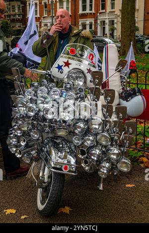 I fari decorano gli scooter delle mod durante la Ride of Remembrance per mod e scooter in memoria di coloro che hanno perso la vita in guerra. Foto Stock