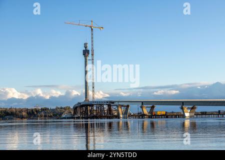 Il ponte Kruunuvuori a traffico leggero tra l'isola di Korkeasaari e il sobborgo di Laajasalo è in costruzione a Helsinki nel novembre 2024. Foto Stock