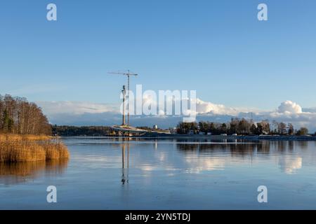 Il ponte Kruunuvuori a traffico leggero tra l'isola di Korkeasaari e il sobborgo di Laajasalo è in costruzione a Helsinki nel novembre 2024. Foto Stock