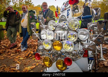 I fari decorano gli scooter delle mod durante la Ride of Remembrance per mod e scooter in memoria di coloro che hanno perso la vita in guerra. Foto Stock