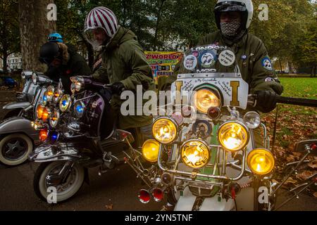 I fari decorano gli scooter delle mod durante la Ride of Remembrance per mod e scooter in memoria di coloro che hanno perso la vita in guerra. Foto Stock