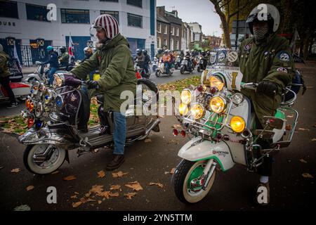 I fari decorano gli scooter delle mod durante la Ride of Remembrance per mod e scooter in memoria di coloro che hanno perso la vita in guerra. Foto Stock