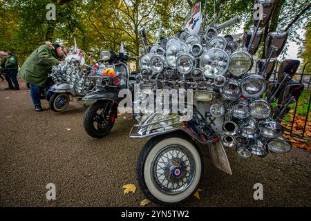 I fari decorano gli scooter delle mod durante la Ride of Remembrance per mod e scooter in memoria di coloro che hanno perso la vita in guerra. Foto Stock