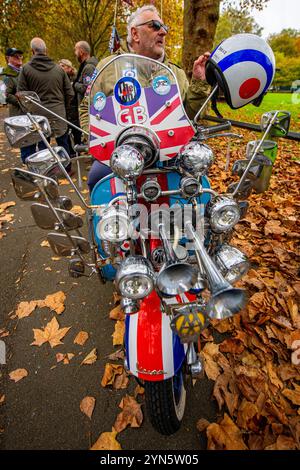 I fari decorano gli scooter delle mod durante la Ride of Remembrance per mod e scooter in memoria di coloro che hanno perso la vita in guerra. Foto Stock