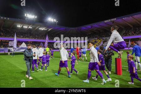 Bruxelles, Belgio. 24 novembre 2024. Foto dell'inizio di una partita di calcio tra RSC Anderlecht e Kaa Gent, domenica 24 novembre 2024 a Bruxelles, partita del giorno 15 della stagione 2024-2025 della prima divisione del campionato belga "Jupiler Pro League". BELGA PHOTO VIRGINIE LEFOUR credito: Belga News Agency/Alamy Live News Foto Stock