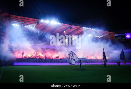 Bruxelles, Belgio. 24 novembre 2024. Foto dell'inizio di una partita di calcio tra RSC Anderlecht e Kaa Gent, domenica 24 novembre 2024 a Bruxelles, partita del giorno 15 della stagione 2024-2025 della prima divisione del campionato belga "Jupiler Pro League". BELGA PHOTO VIRGINIE LEFOUR credito: Belga News Agency/Alamy Live News Foto Stock