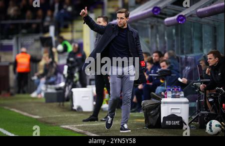 Bruxelles, Belgio. 24 novembre 2024. Il capo-allenatore dell'Anderlecht David Hubert gestirà durante una partita di calcio tra RSC Anderlecht e Kaa Gent, domenica 24 novembre 2024 a Bruxelles, una partita del giorno 15 della stagione 2024-2025 della prima divisione della "Jupiler Pro League" del campionato belga. BELGA PHOTO VIRGINIE LEFOUR credito: Belga News Agency/Alamy Live News Foto Stock