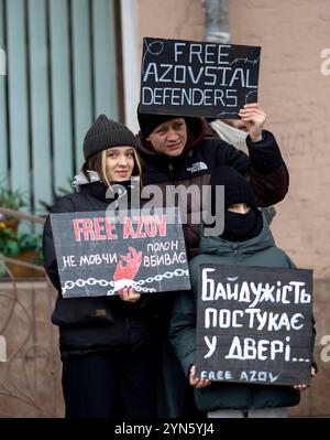 Kiev, Kiev, Ucraina. 24 novembre 2024. Protesta Azovstal libera di familiari e amici di soldati tenuti in prigionia dalla Russia. I soldati si arresero alla Russia il 20 maggio 2022 per salvare vite umane presso le opere di ferro e furto di Mariupol. Alcuni sono stati rilasciati, molti sono ancora detenuti in prigionia russa. (Credit Image: © Andreas Stroh/ZUMA Press Wire) SOLO PER USO EDITORIALE! Non per USO commerciale! Crediti: ZUMA Press, Inc./Alamy Live News Foto Stock