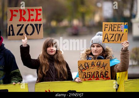 Kiev, Kiev, Ucraina. 24 novembre 2024. Protesta Azovstal libera di familiari e amici di soldati tenuti in prigionia dalla Russia. I soldati si arresero alla Russia il 20 maggio 2022 per salvare vite umane presso le opere di ferro e furto di Mariupol. Alcuni sono stati rilasciati, molti sono ancora detenuti in prigionia russa. (Credit Image: © Andreas Stroh/ZUMA Press Wire) SOLO PER USO EDITORIALE! Non per USO commerciale! Crediti: ZUMA Press, Inc./Alamy Live News Foto Stock