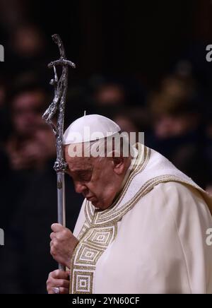 Città del Vaticano. 24 novembre 2024. PAPA FRANCESCO presiede la Santa messa nel giorno di nostro Signore Gesù Cristo Re dell'Universo nella Basilica di San Pietro in Vaticano. (Credit Image: © Evandro Inetti/ZUMA Press Wire) SOLO PER USO EDITORIALE! Non per USO commerciale! Foto Stock