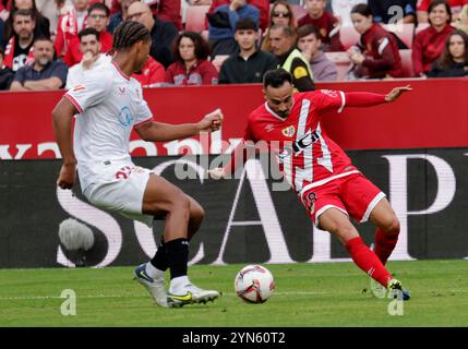 Partita di calcio spagnola la Liga EA Sports Siviglia contro Rayo Vallecano allo stadio Ramon Sanchez Pizjuan di Siviglia, Spagna. 24 novembre 2024. ESTADIO RAMON SANCHEZ-PIZJUAN JORNADA 14 LIGA 1ª DIVISION Española SEVILLA FC-RAYO VALLECANO 900/Cordon Press Credit: CORDON PRESS/Alamy Live News Foto Stock