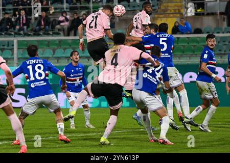 Jeremy le Douaron (Palermo F.C.) ha lanciato il pallone in testa durante la partita di serie italiana BKT tra Palermo F.C. e U.C. Sampdoria il 24 novembre 2024 allo stadio Renzo Barbera di Palermo Foto Stock