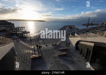 Sabato 23 novembre 2024, i visitatori potranno ammirare il tramonto sul lungomare presso la nuova passeggiata panoramica di Seattle. Foto Stock