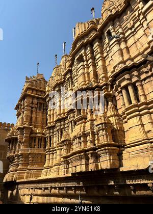 Primo piano del tempio giainista in arenaria gialla all'interno del forte Jaisalmer nel Rajasthan, India Foto Stock