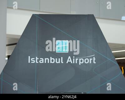 Immagine di uno striscione con l'iscrizione dell'aeroporto IGA di Istanbul. Foto Stock