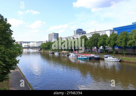 Saarbrücken, Saarland in Germania - 06 agosto 2024: Passeggiata lungo la riva del fiume Saar Foto Stock