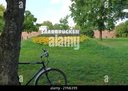 Saarbrücken, Saarland in Germania - 06 agosto 2024: Passeggiata lungo la riva del fiume Saar Foto Stock