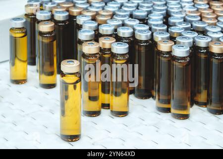 Fiale di vetro per iniezione in un contenitore speciale in un ospedale o laboratorio medico Foto Stock