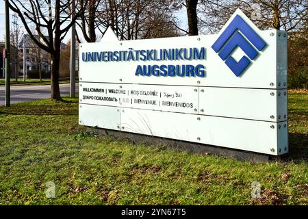 Augusta, Baviera, Germania - 24 novembre 2024: Cartello d'ingresso dell'ospedale universitario di Augusta che accoglie i visitatori in diverse lingue *** Eingangsschild des Universitätsklinikums Augsburg, das Besucher in mehreren Sprachen willkommen heißt Foto Stock