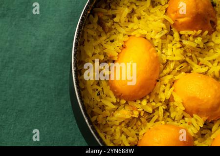 Goiania, Goias, Brasile – 24 novembre 2024: Primo piano di una pentola nera con riso e pequi. Cibo tipico di Goiás. Caryocar brasiliense. Foto Stock