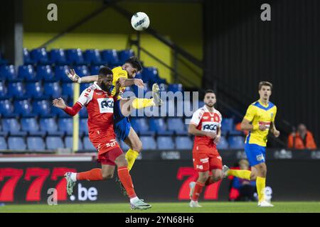 Westerlo, Belgio. 24 novembre 2024. Abdoulaye Sissako di Kortrijk e Dogucan Haspolat di Westerlo, in azione durante una partita di calcio tra KVC Westerlo e KV Kortrijk, a Westerlo, il giorno 15 della stagione 2024-2025 della prima divisione del campionato belga, domenica 24 novembre 2024. BELGA FOTO KRISTOF VAN ACCOM credito: Belga News Agency/Alamy Live News Foto Stock