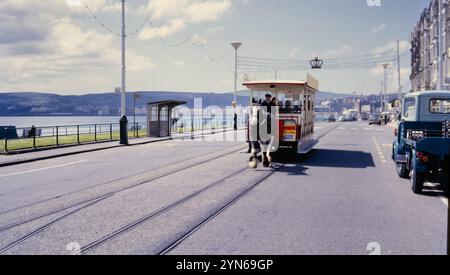 Foto storica della Douglas Bay Horse Tramway, tram passeggeri trainato da cavalli negli anni '1960, passeggiata Douglas, Isola di Man Foto Stock