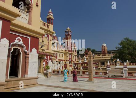 Due donne indù indiane in abito tradizionale all'esterno del colorato Tempio di Laxminarayan a Delhi, India Foto Stock