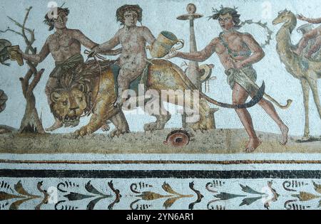 Ddioniso a cavallo di un leone. Intorno a lui, una Bacchanta che danzava e suonava thetambourine, Museo del mosaico di El Jem, Tunisia Foto Stock