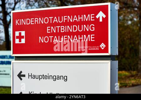 Augusta, Baviera, Germania - 24 novembre 2024: Guida al pronto soccorso, Pediatria e parto all'ospedale universitario di Augusta, punto di riferimento per le emergenze mediche e l'assistenza ostetrica *** Wegweiser zur Notaufnahme, Kindermedizin und Entbindung am Universitätsklinikum Augsburg, ein Orientierungspunkt für medizinische Notfälle und Geburtsversorgung Foto Stock