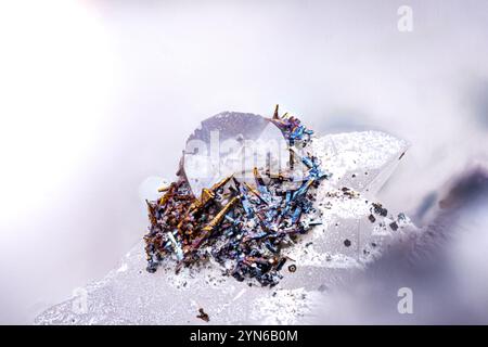 Pirite attorno a un cristallo di calcite su quarzo. Campione da . Micro Photography primi piani estremi. Microscopio per la fotografia a cristalli minerali per il settore scientifico Foto Stock