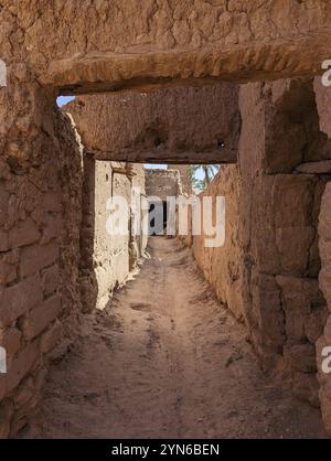 Tipico vicolo abbandonato circondato da antiche mura di argilla in un piccolo villaggio da qualche parte nella valle del Draa Foto Stock