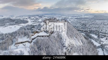 Vista aerea, panorama del vulcano coperto di neve Hegau Hohentwiel con le rovine del castello più grande della Germania in una fredda mattina d'inverno, di fronte all'alba, S. Foto Stock