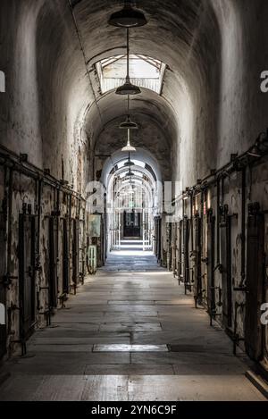 PHILADELPHIA, USA, 15 AGOSTO 2022, corridoio con celle al vecchio Eastern State Penitantiary abbandonato, USA, Nord America Foto Stock