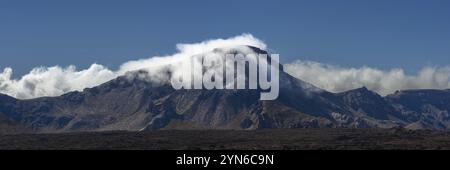 La cima del Montana Guajara, anche: Alto de Guajara, 2715 m, pareti del cratere, Caldera de las Canadas, un enorme calderone vulcanico, Parco Nazionale del Teide, Pa Foto Stock