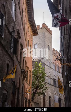 Palazzo Chigi-Saracini in via di città nel centro storico di Siena, Italia, Europa Foto Stock