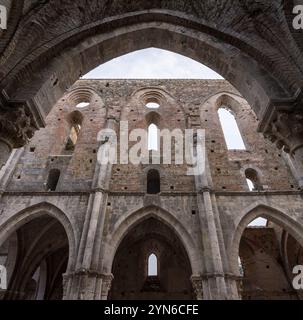 Arco del monastero cistercense medievale in rovina San Galgano in Toscana, Italia, Europa Foto Stock