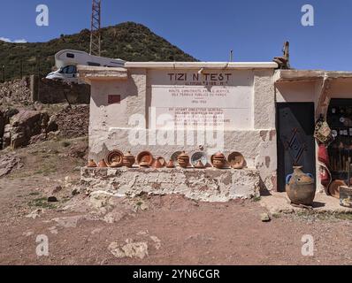 Segno dell'altitudine massima del Tizi N'Test Pass' sulle montagne dell'Atlante in Marocco Foto Stock