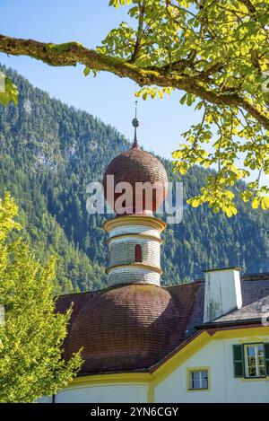 Piccola chiesa di San Bartolomeo sul lago Koenigssee nelle Alpi Bavaresi, Germania, Europa Foto Stock