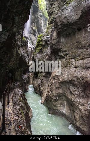 Escursione attraverso la suggestiva gola di Partnach vicino a Garmisch-Partenkirchen nelle Alpi Bavaresi, Germania, Europa Foto Stock