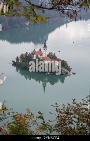 Tranquilla vista sul lago di Bled e l'isola con la sua chiesa di pellegrinaggio Assunzione di Maria, le Alpi slovene Foto Stock