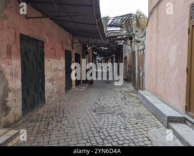 Impressioni di tipici souk marocchini nella medina di Marrakech Foto Stock