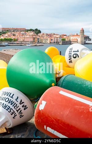 Boe colorate su un molo nel porto di Collioure e Cote Vermeille, Languedoc-Roussillon, Francia Foto Stock