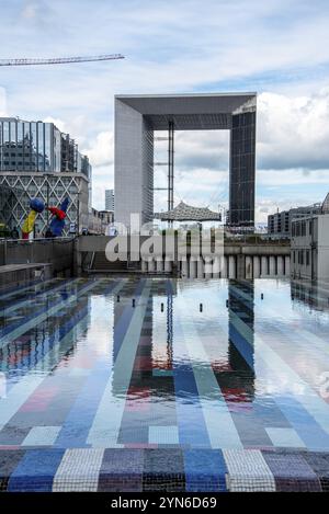 PARIGI, FRANCIA, 29 MAGGIO 2022, fontana colorata nel quartiere finanziario la Defense a Parigi, Francia, Europa Foto Stock