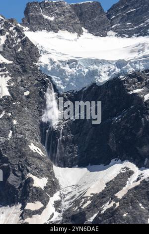 Immagine dettagliata di una valanga a partire dal Monte Sefton, Parco Nazionale del Monte Cook, Isola Sud della Nuova Zelanda Foto Stock