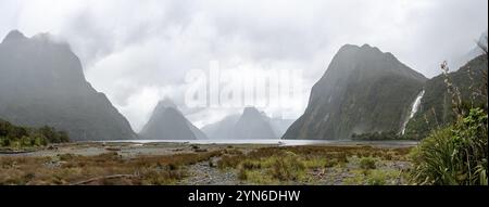 Magnifica vista panoramica di Milford Sound durante il tempo piovoso, Isola del Sud della Nuova Zelanda Foto Stock