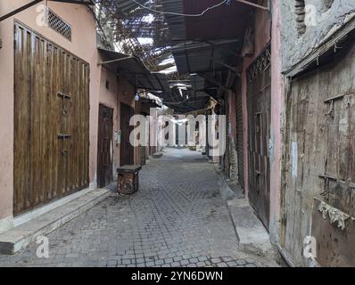 Impressioni di tipici souk marocchini nella medina di Marrakech Foto Stock