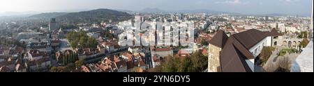 Vista aerea sul centro di Lubiana, l'università e la chiesa delle Orsoline sulla destra, la capitale slovena Foto Stock