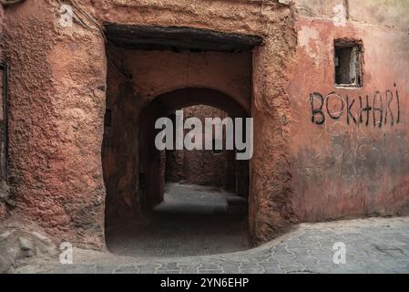 Un passaggio pubblico basso e stretto nella medina di Marrakech, Marocco, Africa Foto Stock