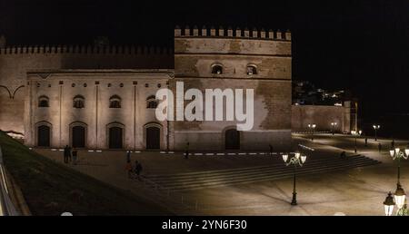 Kasbah illuminata delle Oudayas nel centro di Rabat, Marocco, Africa Foto Stock